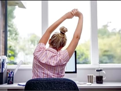 «Не отходя от компьютера»: ТОП-5 универсальных упражнений для офиса, которые помогут от головной боли и скованности в спине