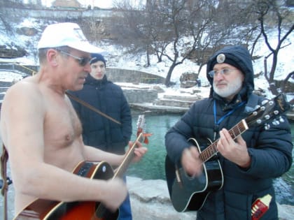 Ванная с кубиками льда. Батайские моржи купаются с песнями.