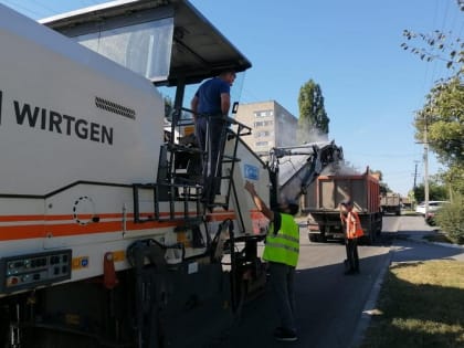 В Азове начался ремонт дороги по улице Севастопольской.