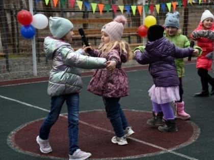 В микрорайоне Донском в Новочеркасске открыли новую детскую и спортивную площадку