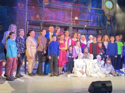 Семьи мобилизованных жителей города посетили Новошахтинский драматический театр