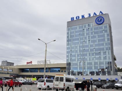 Безработный житель Северной Осетии совершил грабеж на Привокзальной площади в Ростове. За украденный мобильный телефон его могут отправить за решетку на четыре года.