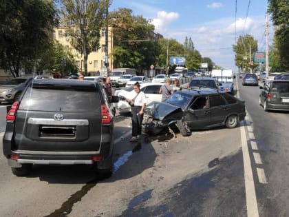 Проспект Нагибина встал в пробку из-за ДТП с участием четырех машин в Ростове