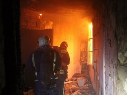 В Таганроге двух человек спасли во время пожара