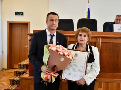 Алексей Головин вручил награду ветерану образования Зое Пановой