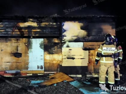 В Новочеркасске на улице Железнодорожной сгорела хозпостройка, видео