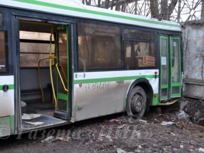 В Каменске-Шахтинском 11 человек пострадали из-за врезавшегося в стену автобуса