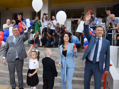 В открытии школы №48 в микрорайоне Олимпийский приняли участие спикер донского парламента Александр Ищенко и депутат Государственной Думы России Екатерина Стенякина