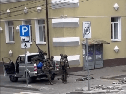 Бойцы ЧВК «Вагнер» расставили минные шлагбаумы возле штаба ЮВО