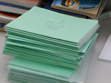 Трудным подросткам раздали школьные наборы в Ростовской области