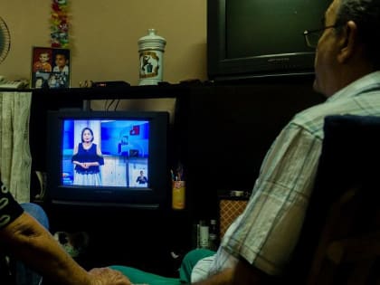 Вредно ли смотреть телевизор в темноте?