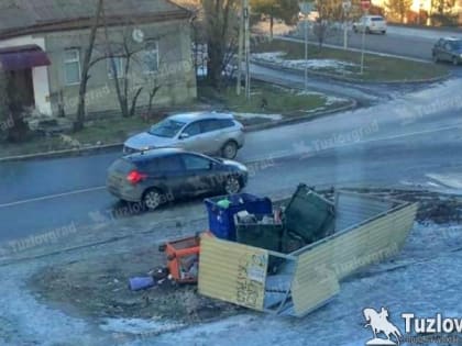 В Новочеркасске водитель «Приоры» разломал контейнерную площадку и скрылся с места ДТП, видео