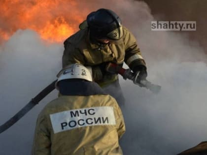 В Шахтах спасли двоих на производстве: произошел пожар на складе на улице Мелиховской