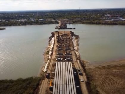 При строительстве моста Сухо-Соленовский залив наполовину перекрыли дамбой