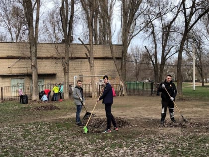 Юные активисты из Волгодонска провели субботник на спортивной площадке