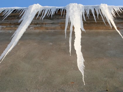 На головы ростовчан начали падать сосульки и спрессованный снег