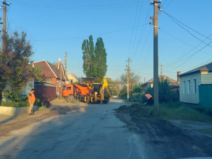 МКУ МГП "Благоустройство" продолжает выполнять работы по срезке грунта на обочинах дорог с целью расширения проезжей части.