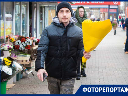 Охапками красивых цветов волгодонцы встретили День матери