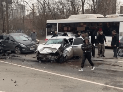 Движение по Нансена и Нагибина в Ростове парализовано из-за массового ДТП