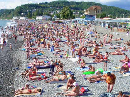 Эколог рассказал, чем опасны переполненные пляжи в Краснодарском крае