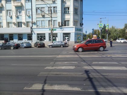 В Ростовской области парни на электросамокате попали под машину