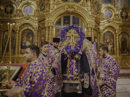 В канун праздника Воздвижения Честного и Животворящего Креста Господня митрополит Меркурий совершил всенощное бдение в Ростовском кафедральном соборе