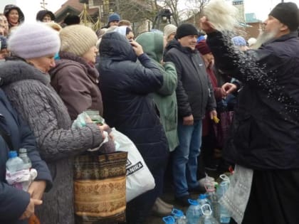 Освящение воды в храмах Таганрога продолжалось до вечера