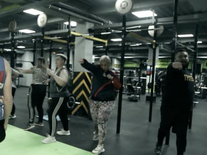 Участники «Сбросить лишнее» избавились от негативных эмоций на тренировке по тайскому боксу