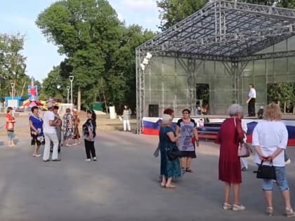 В Александровском парке г.Шахты начала работать танцплощадка (ВИДЕО)