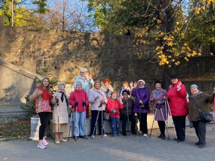 Волонтеры-медики РостГМУ проводят мастер-классы по скандинавской ходьбе