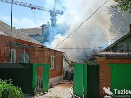 В Новочеркасске пожарные отбили от огня жилые дома, видео