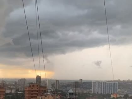 Житель Ростова запечатлел атмосферный фронт, который принес ливень