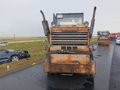 Виновник ДТП погиб: под Ростовом легковушка выехала на встречку и врезалась в грузовик с зерном