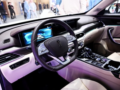 В Петербурге сошла с конвейера первая Lada X-Cross 5