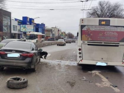 В Ростове иномарка врезалась в автобус № 44 с пассажирами