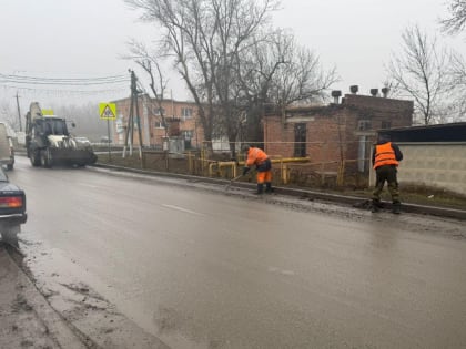 На территории Аксайского района ведется уборка дорог