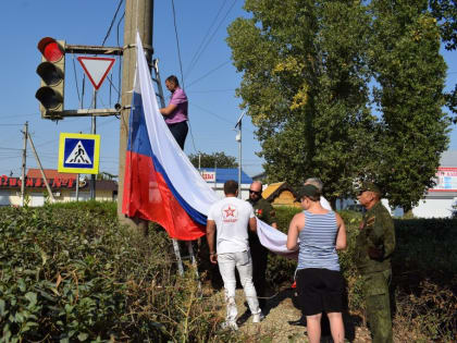 В Сальске решили восстановить флагшток у здания военкомата и закрепить триколор