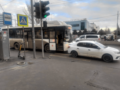 В Ростове на Нагибина женщина попала под колеса иномарки после ДТП с автобусом №65А