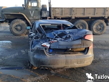 На въезде в Новочеркасск военный грузовик смял иномарку, водитель которой резко затормозил перед ним