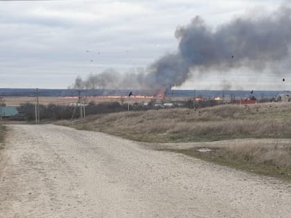 В Азовском районе более двух часов тушили ландшафтный пожар