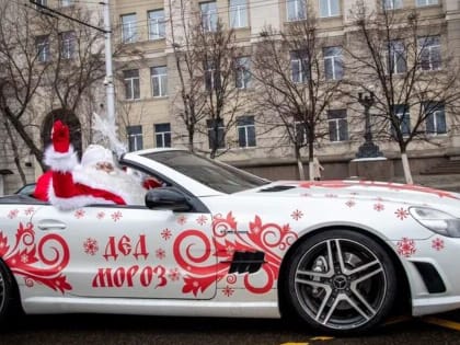 По улицам в Ростове проехал Дед Мороз в новогоднем автомобиле 31 декабря в 2021 году