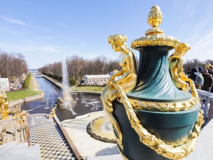 В Петергофе открылся сезон фонтанов в честь 350-летия Петра Великого