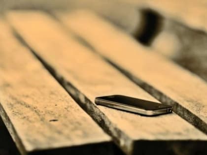 В Новочеркасске женщина присвоила себе телефон, забытый на лавочке, но судимости избежала, вернув его владелице и помирившись с ней