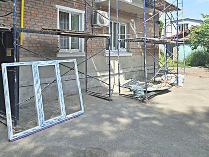 Работа после «прилёта»: в Таганроге восстанавливают поврежденные дома