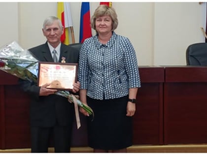 Николай Васильевич Завгородний награжден Почетным знаком «За безупречный труд на благо Усть-Донецкого района»