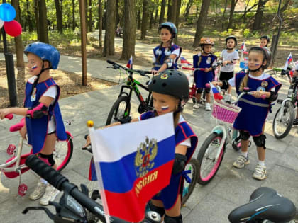 Велопробег в Таганроге в честь Дня Государственного флага РФ