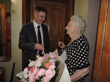 Глава администрации г. Шахты поздравил ветерана Великой Отечественной войны Татьяну Бабинян с днем рождения