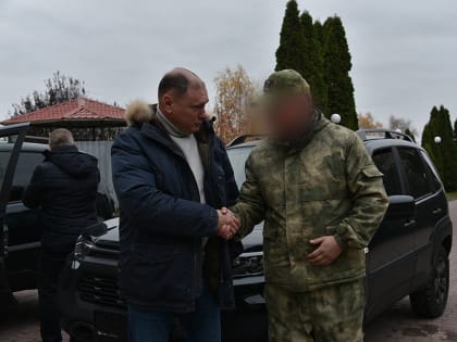 Депутаты фракции «Единая Россия» донского парламента передали военнослужащим, участвующим в спецоперации, два новых внедорожника