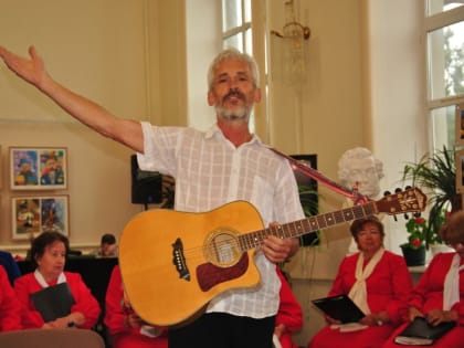 В Таганроге выступил «солнечный бард» из ДНР Александр Белашов