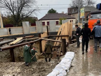 В Таганроге меняют трубы в коллекторе на улице 1-й Котельной